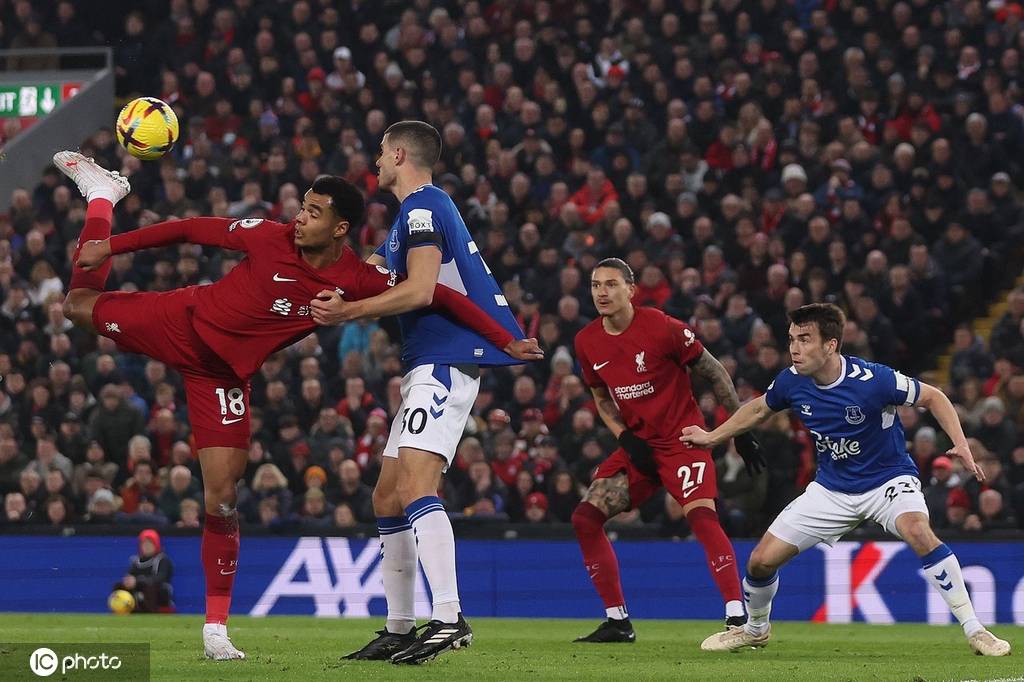 卡塞米罗红牌事件：曼联球员红牌争议解析及战术应对